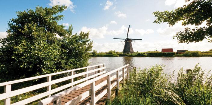 Friesland Fascinerande kanalbåtssemester i Friesland I Holland är det möjligt att segla i två spännande områden: I det nordliga Frisland från basen i Hindeloopen utgörs nätverket av 11 vackra