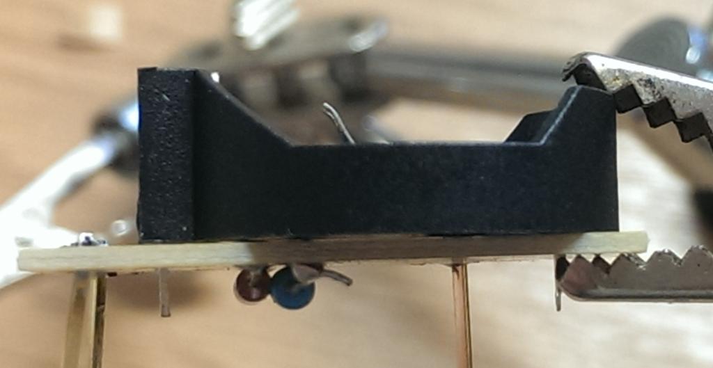 Är det så att ditt batteri har annan formfaktor är det bara att flytta benen. När benen är klara ser det ut såhär.