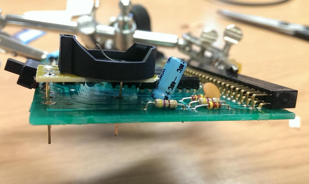 Sätt sen in CR2032-batteriet. Därefter är det klart!