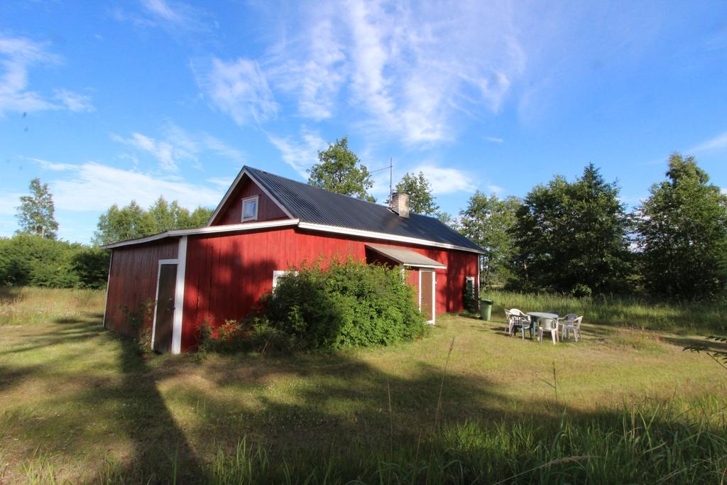 YTA: Våningsyta ca 206 m2 + garage 16 m.2 VÄRMESYSTEM: Oljepanna. UPPVÄRMNINGSKOSTNADER: Oljeförbrukning ca 2000-2500 liter/år. VA-SYSTEM Kommunalt vatten och avlopp.