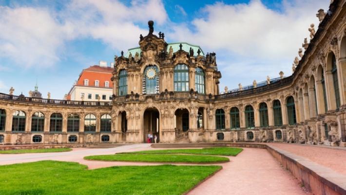 Zwinger-palatset har en rad spännande museum De tre slotten vid Elben (6 km) Endast 3 km öster om Dresdens centrum finner ni de tre fantastiska slotten vid floden Elben.