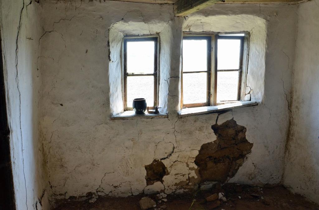 Örumshuset Väggen i köket mot söder uppvisade en stor sättningsskada med putsbortfall och deformation av fönster.