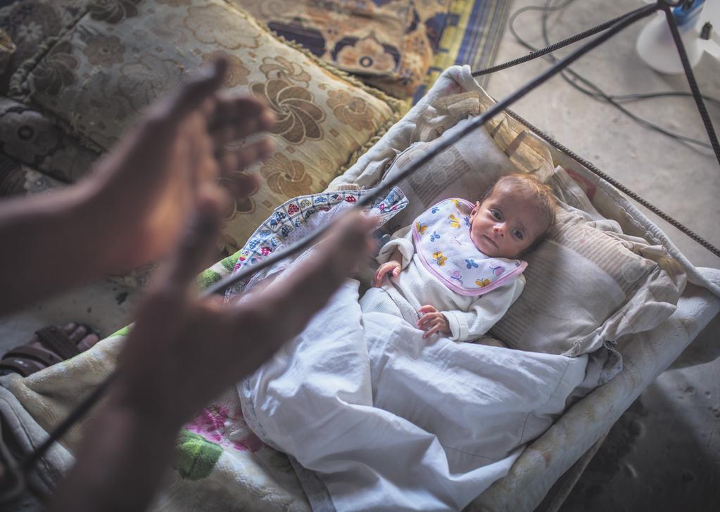 Muhammed, två månader gammal, ligger i en hemmabyggd vagga i ett flyktingläger utanför staden Ayn Issa, norr om Raqqa.