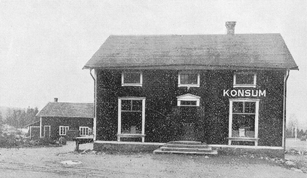 Bilverkstan syns till vänster om Konsum. Foto från 1936.