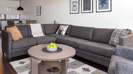 Storstuga soffhörna Tokyo bäddsoffa Stomme: Träram m/nosagfjädring Sittdyna: 36 kg. Kallskum m/fibervadd Ryggdyna: 36 kg kallskum Ben: Metall, Oljad ek, Svarta, gråoljad ek.