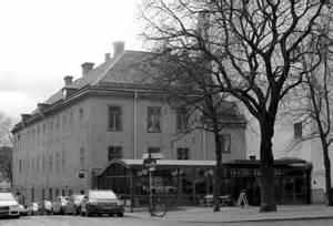 Tove spelas av Ylva Ekblad och Alma Pöysti. Man måste älska stormen för att klara tryggheten och man kan bara älska stormen om man vet att man någonstans är trygg. RESFAKTA Anmälan är bindande! Ev.