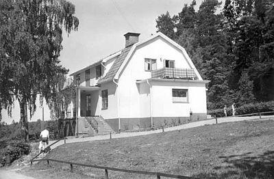 Tidigare låg närmaste skola för barnen i Kallhäll och Stäket i Stockholms-Näs landskommun i Uppsala län.