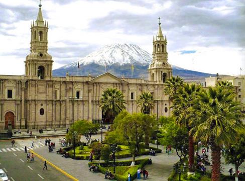Efter ett besök vid det vackra stora torget och stadens katedral, beger vi oss till Arequipas största turist attraktion. Det vackra Santa Catalina klostret.
