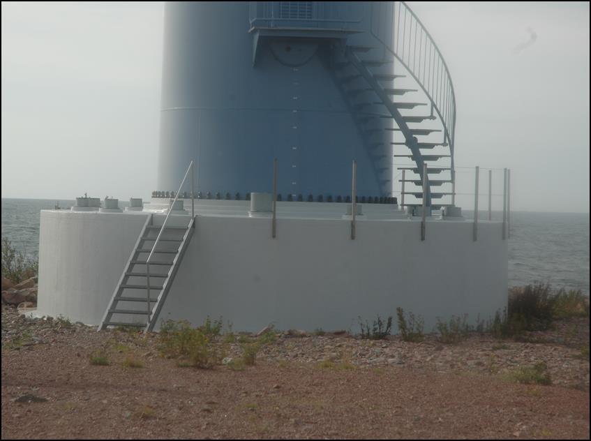 Figur 11. Bergfundament till vindkraftverket Enercon, byggt på Båtskär i Ålands skärgård. Figur 12. Gjutning av betongfundament på Båtskär.