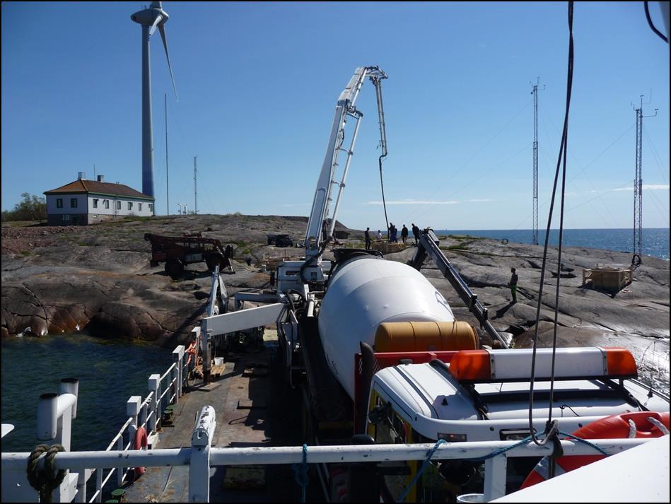 Sjökablar för överföring av el mellan vindparken och land förläggs direkt på sjöbotten men grävs i grunda områden ned för att skydda kabeln mot mekanisk nötning från t.ex.