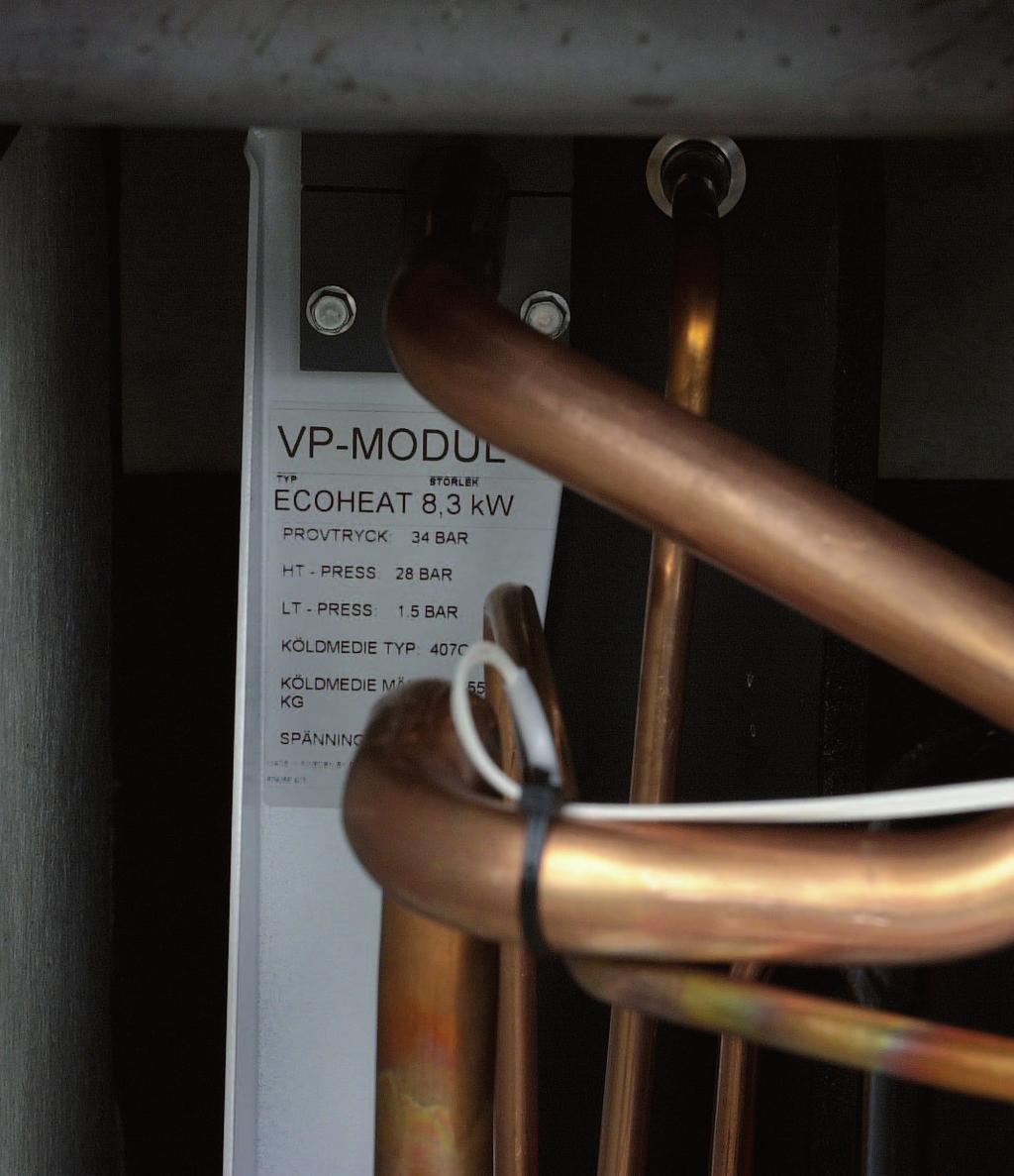 Återmontera och kontrollera Återmontera fästen för nedre luckan, mellanfrontplåt. Kontrollera att kompressorn inte ligger mot någon del, vilket kan ge upphov till vibrationsljud.