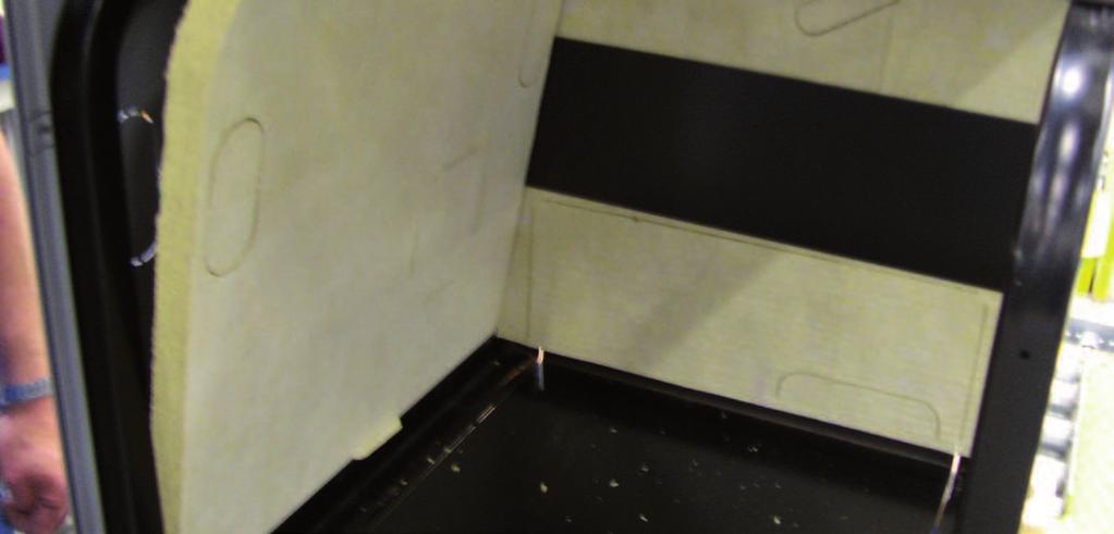 d) Montera de båda ljudskivorna i stativsidorna.