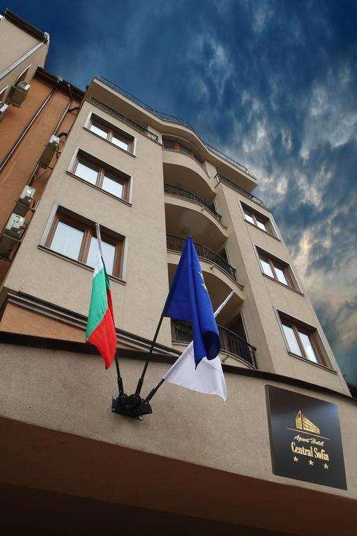 BOENDE OCH MAT Vi skall bo på ett lägenhetshotell i centrala Sofia med närhet till restauranger, lokaltrafik och butiker. Vi har här fem 4-bäddsrum och ett 6-bäddsrum.