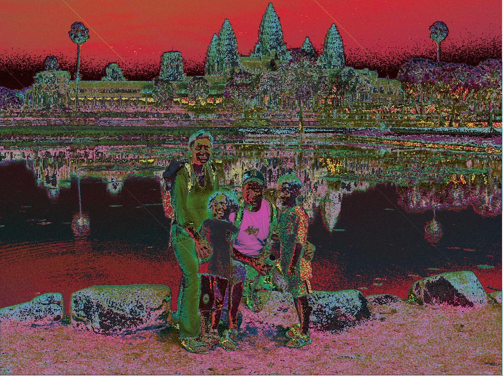 43 Figur 3. Angkor Wat. Nog finns det mål och mening i vår färd. Författaren med familj. Foto: okänd, dec 2007. Vi checkar in på Angkor Lotus.