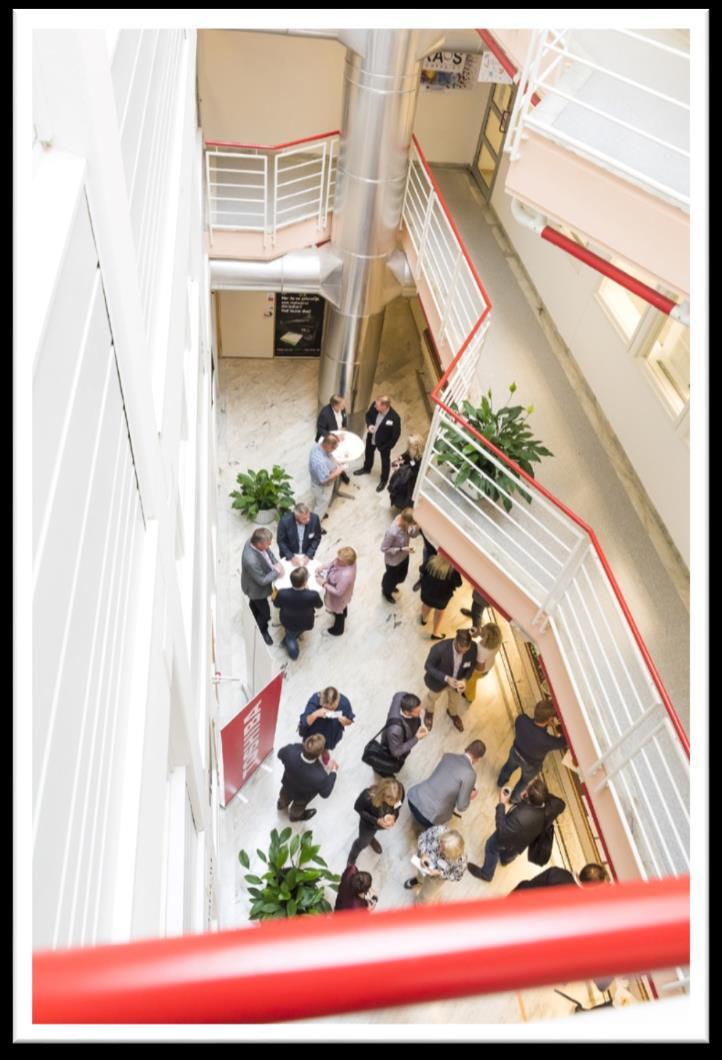 Balansräkning - koncernen Belopp i kkr 2016-12-31 2015-12-31 Byggnader och mark 400 497 411 433 Inventarier, verktyg och installationer 408 468 Pågående nyanläggningar och förskott 2 096 2 304 403