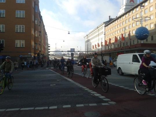 I kvadrant B är högersväng ej separatreglerad, varken för motorfordon eller för cyklister. Svängande motorfordon korsar alltså rörelsestråket för cyklister som ska rakt fram.