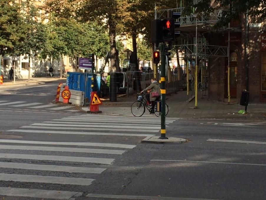 Vid studietillfällena täcktes cykelfältet på Odengatan Östra av en byggställning.