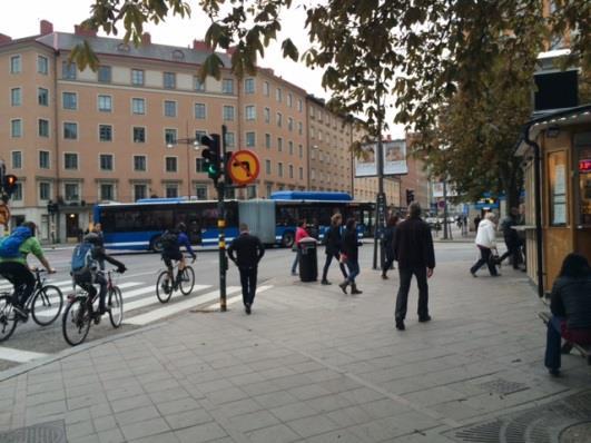 Här kör främst bussar som kommer från busstorget vid S:t Eriksplan men det kan förekomma annan trafik också. Närmast gångbanan finns ett cykelkörfält.