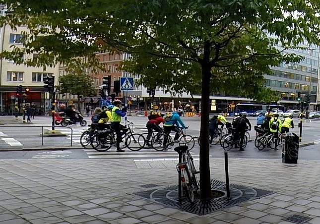 Figur 20. Cyklister från Liljeholmsbron blockerar övergångstället för gående.