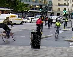 De flesta som passerar övergångstället från Liljeholmsbron mot Västerbron cyklar på vänster sida om trafikljusen.