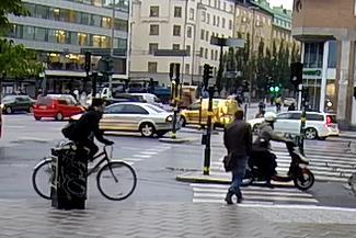 2 Resultat Sammanfattningsvis kan man notera att de gående oftast väntar in att cyklisterna har passerat eller så skyndar de sig över eftersom cyklisterna inte verkar sakta ner