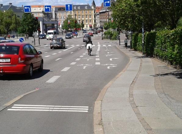 Se Figur 28 nedan. Figur 28. Gemensamt högersvängskörfält för bilar och cyklar.