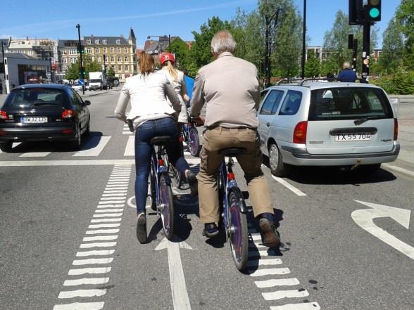 Åtgärder förutsätter att cyklisterna verkligen väljer det tänkta körsättet och inte passerar förbi en bilkö till höger. Figur 29.