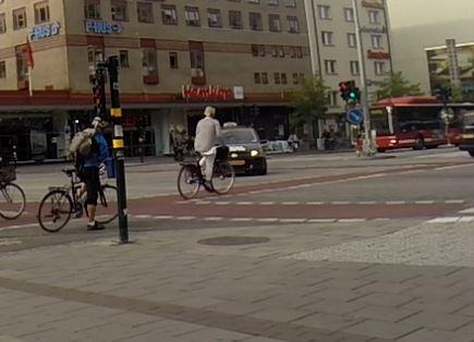 13.2 Empiri Götgatan - Ringvägen 13.2.1 Konflikter Dokumenterade konflikter Cyklist kör mot rött/är sen från D rakt fram. Högersvängande personbil från C får stanna till. TO-värde 1,4 sek. Förmiddag.