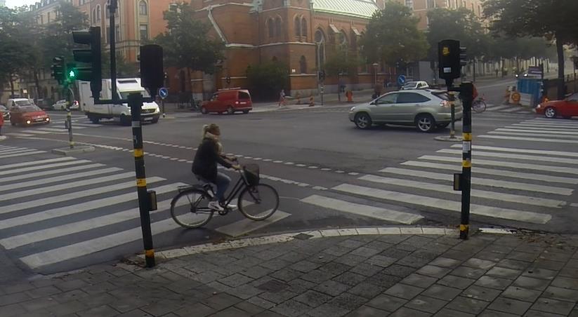 ländsk högersväng gör denna ofta med lägre hastighet än om de hade cyklat vid grönt. Se Figur 47. Figur 47. Cyklist svänger höger mot rött, holländsk höger.