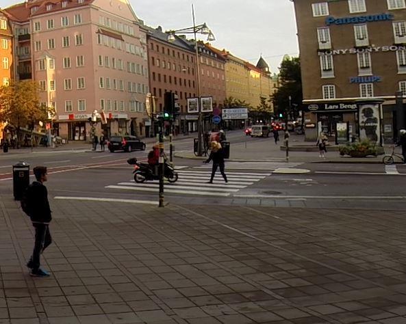 Fotgängare står på den separerade cykelbanan vid kvadrant D då en cyklist kommer körande mot C. Cyklisten plingar och bromsar kontrollerat in för att de ska flytta sig. TO-värde 0.7 sek.