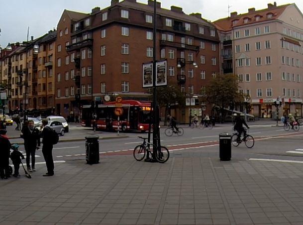 Cyklist svängde vänster från B till C fast en buss skulle rakt fram från D till B och hade företräde. Bussen tutade och bromsade. TO-värde 0.7 sek. Allvarlig konflikt. Eftermiddag. Se Figur 51.