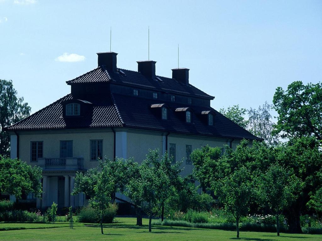 MÅRBACKAS TRÄDGÅRD HISTORIK Anna Tandre, version 12 januari 2014 Mårbackas huvudbyggnad sedd från fruktträdgården. Foto: Pär Stjernberg.