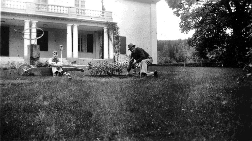 Att Mårbacka var ett välbesökt turistmål redan under Selma Lagerlöfs livstid är omvittnat. I trädgården blev vissa objekt föremål för särskild nyfikenhet.