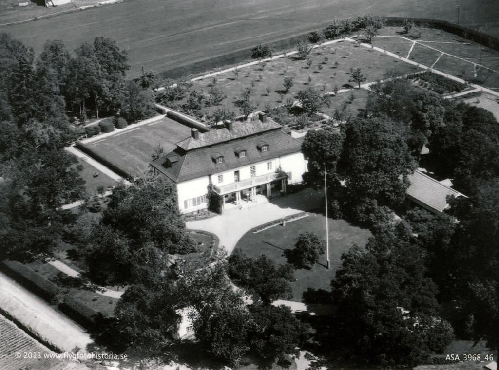Flygbild över Mårbacka under perioden 1952-1957. Fruktträdsbeståndet kompletterades 1947. I fruktträdgårdens östra del syns nygrävda smala gångar som troligen är en dränering.
