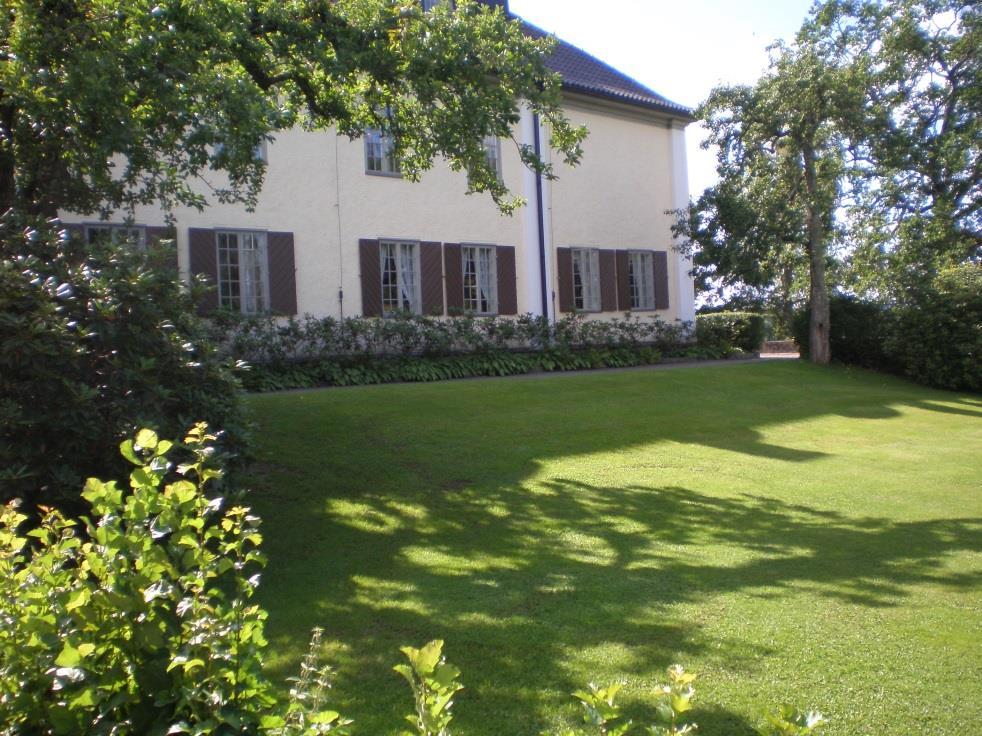 Således försvann nu odlingarna av frukt och grönsaker från området och omskapades till en ren stilträdgård. Stilträdgården i dag består av Gräsparterren, Parkrummet och Entréträdgården.