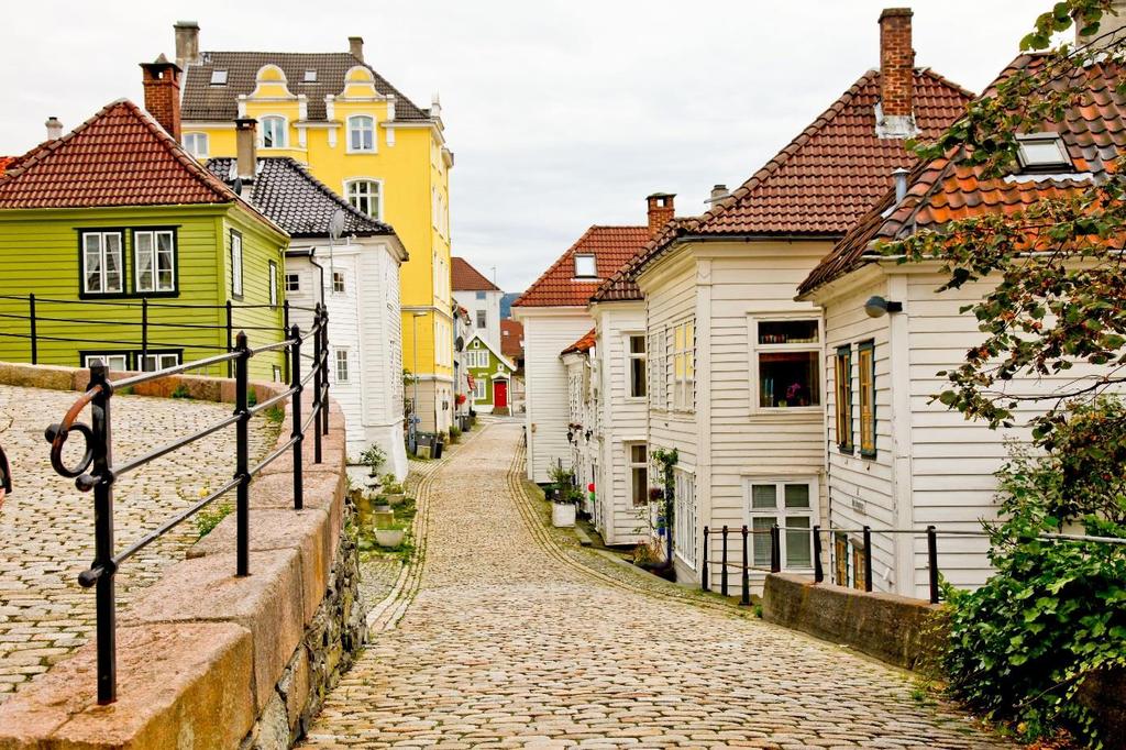 Bergen är en stad med småstadscharm och atmosfär. Bergen gillar gäster, så staden är väl värd ett besök.