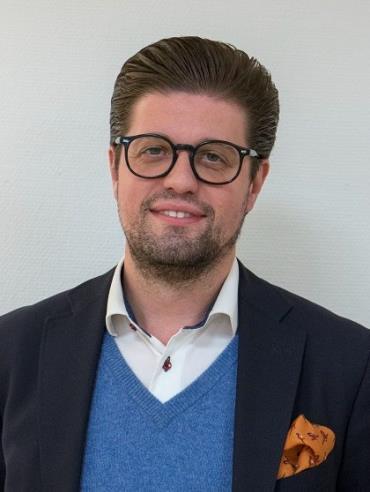 Intervju: Johan vår nya gruppledare Johan Olsson Swanstein sedan en tid tillbaka vår nye gruppledare för Kommunfullmäktigegruppen i Båstad kommun. Här följer en kort presentation. 1. Vem är du Johan?