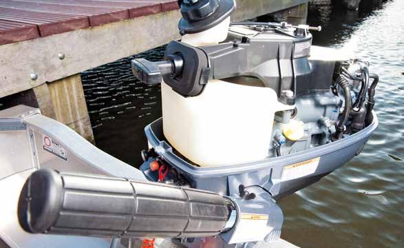 Inbyggd bränsletank Bränsletanken är inbyggd i motorkåpan, vilket undanröjer behovet av en separat tank och bränsleledning. Det gör förstås att du också får mer plats i båten.