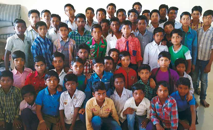 Det har blivit snyggt och färgglatt. Bajirao Gawai, som är föreståndare, berättade att under tiden då barnhemmet byggdes om, då fick pojkarna flytta in i en aula i skolan intill som då inte användes.