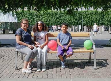Möbler Sittplatser Sittplatserna i staden ska vara tillgängliga för alla, vilket innebär att de ska vara lätta för rörelsehindrade att komma i och ur.