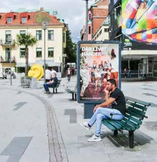 Möbler Trädskydd För att skydda stadsträden mot påkörning, vandalism och gnagskador bör stamskydd användas. Skyddet kan vara permanent eller tillfälligt beroende på trädets placering i staden.