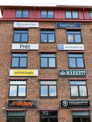 Skyltar Placering Skyltar ska placeras i nära anslutning till den verksamhet de företräder, i första hand ska skylten placeras vid verksamhetens entré.