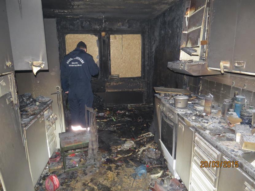 Sida 4(6) Olycksförloppsutredning Bild 2. Gula ringen visar det område som bedöms som primärbrandsområde. Branden har startat i lägenhetens kök i området runt köksbord och fönster (se bild 2).