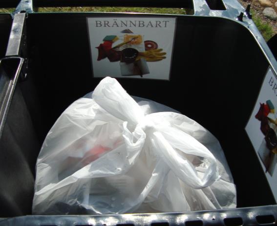 BRÄNNBART I brännbart placeras allt normalt avfall från hushållet som blir kvar efter källsortering, t.ex. kattsand, blöjor, dammsugarpåsar, städavfall, kuvert, keramik, porslin och hår.