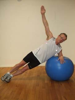 Sidoplanka- övningen ger dig stabilitet längs kroppens sidor. Du tränar även fram och baksidan här.
