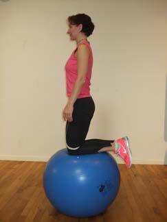 Balans på knä med rotation- övningen tränar din stabilitet, både på fram och baksida.