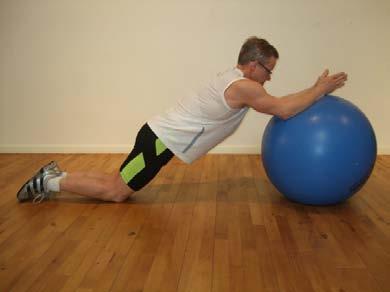 Järnmagen- övningen som tränar magens, axlarnas och ryggens muskulatur Stå på knä bakom bollen med armbågarna mot bollen