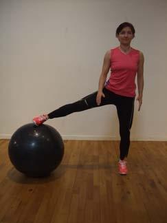 Benböj- övningen som stärker ben och säte samt förbättrar din stabilitet och rörlighet Stå med neutral hållning med benet på bollen.
