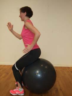 Studsa på bollen - övningen höjer pulsen och stärker rygg och mage Sitt med rak rygg på bollen och fötterna en höftbredd isär. Gymnastikförbundet 2011.