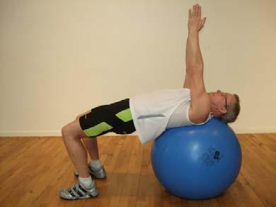 Rotation i brygga- övningen tränar dina stabiliserande muskler i bålen, baksidan av dina ben samt ger ryggen nyttig rotation Ligg med skuldrorna på